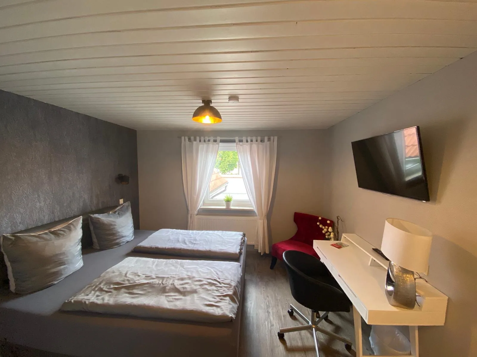Helles Zimmer in der Pension des Böhmischen Rasthofs